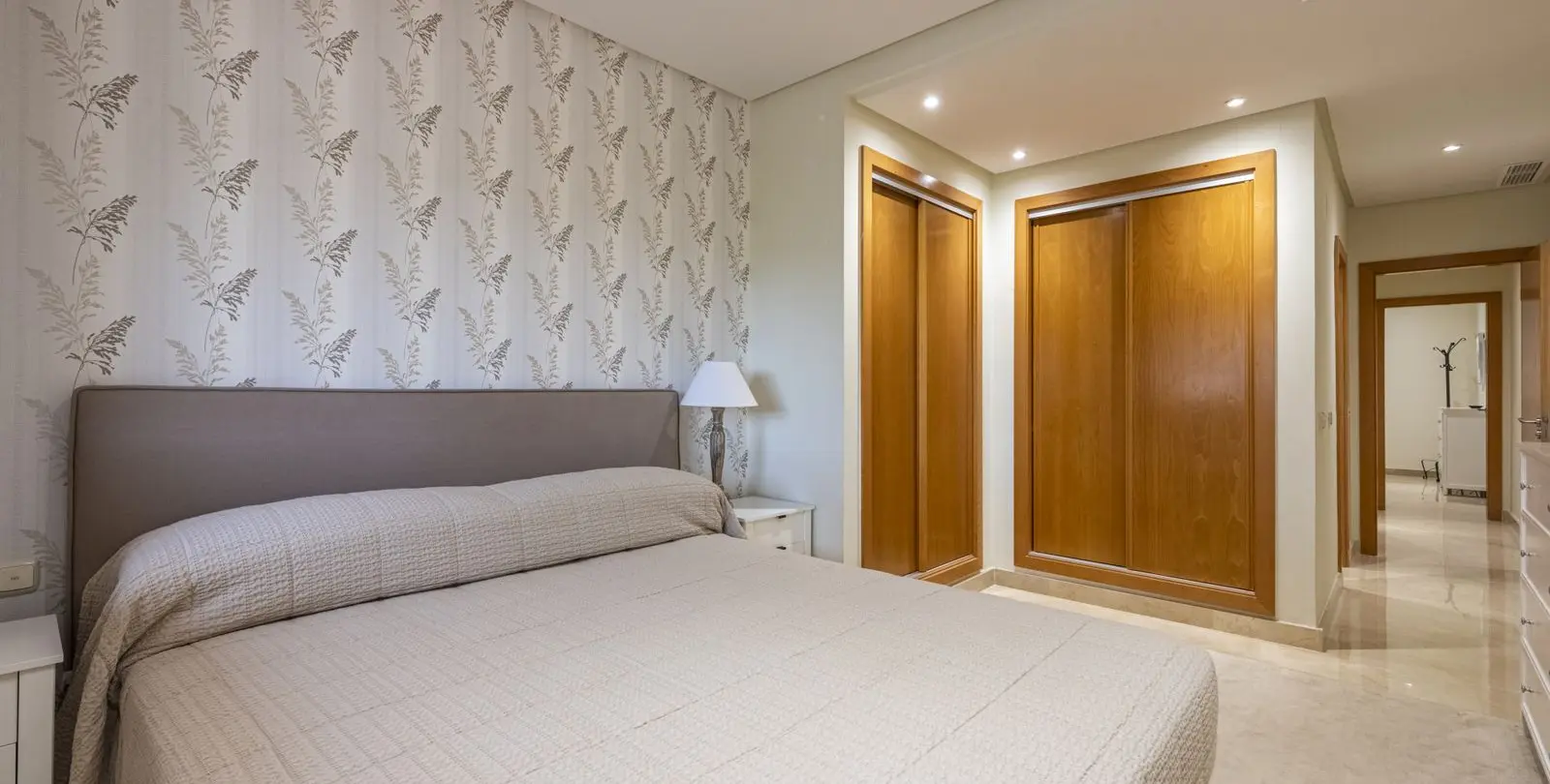 Sale of middle floor apartment in Puerto Banús 15