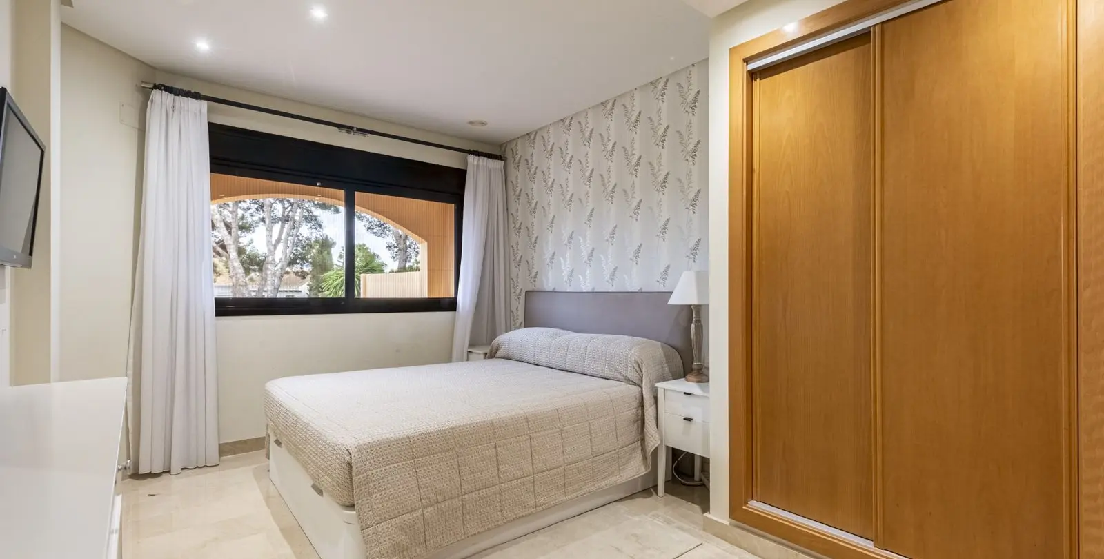 Sale of middle floor apartment in Puerto Banús 16