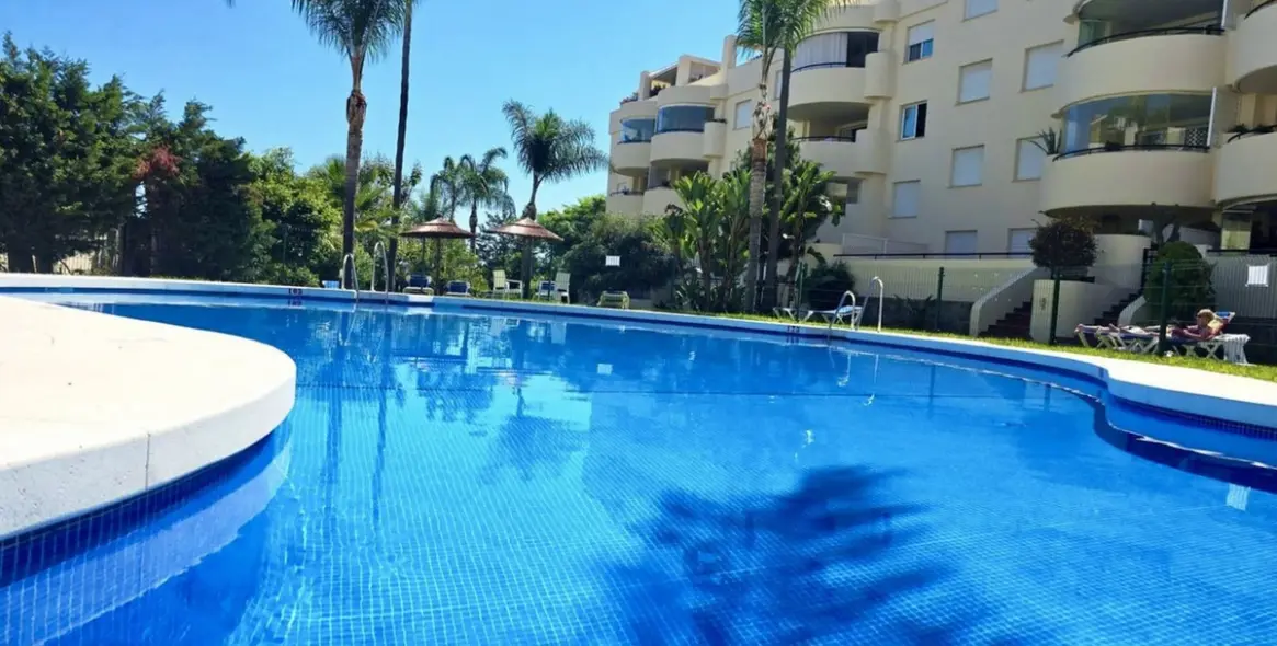 Venta de apartamento en planta media en Marbella 1