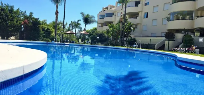 Venta de apartamento en planta media en Marbella 0