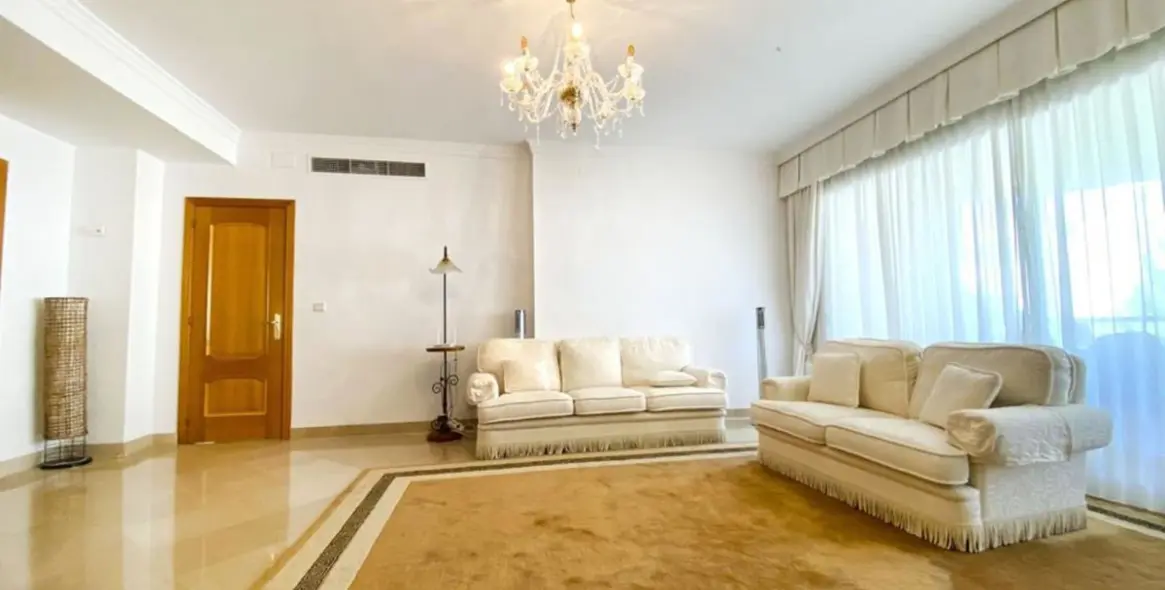 Venta de apartamento en planta media en Marbella 3