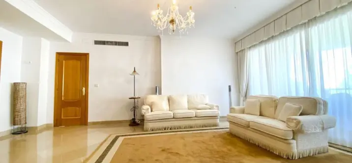 Venta de apartamento en planta media en Marbella 2