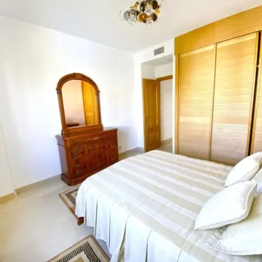 Venta de apartamento en planta media en Marbella