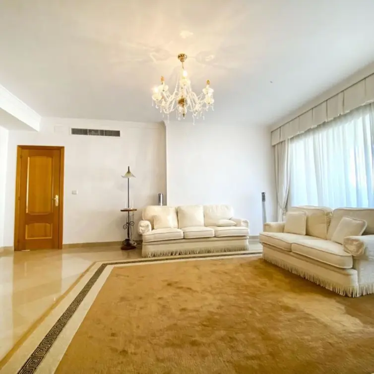 Venta de apartamento en planta media en Marbella