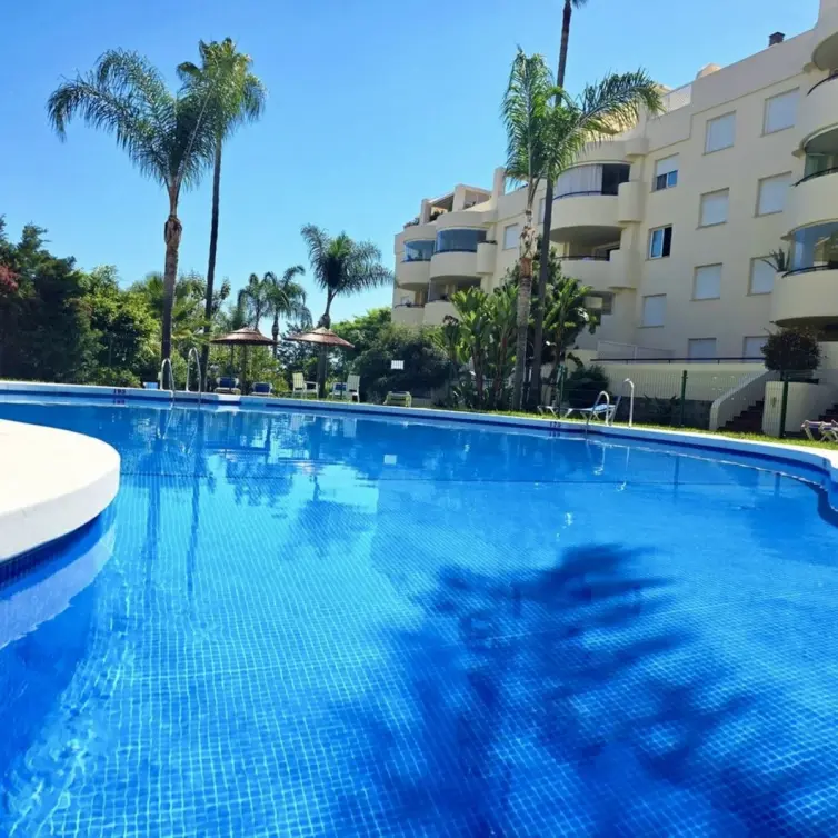 Продажа апартаментов на среднем этаже в Marbella