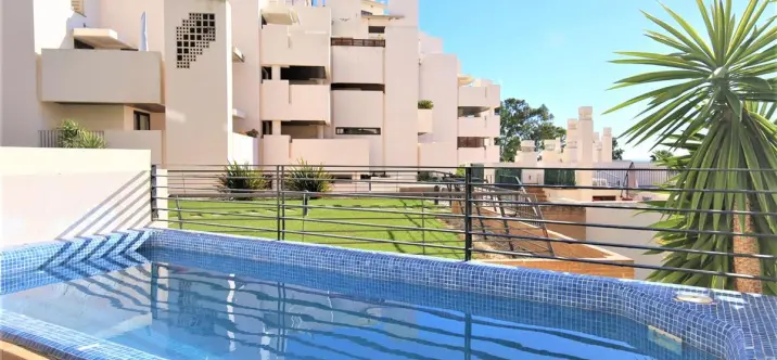 Alquiler a corto plazo de apartamento en planta baja en Estepona 1