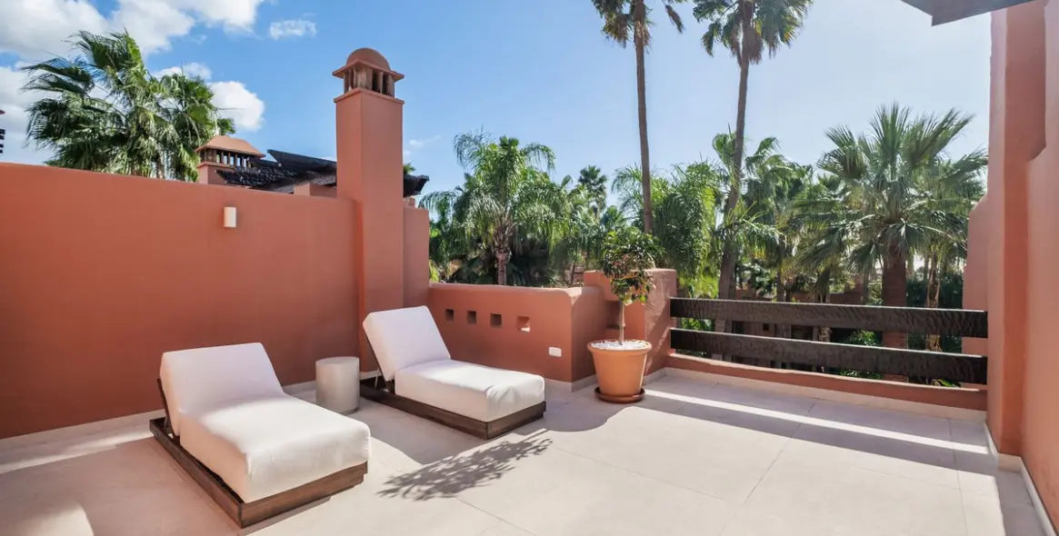 Долгосрочная аренда дома на две семьи в The Golden Mile 27