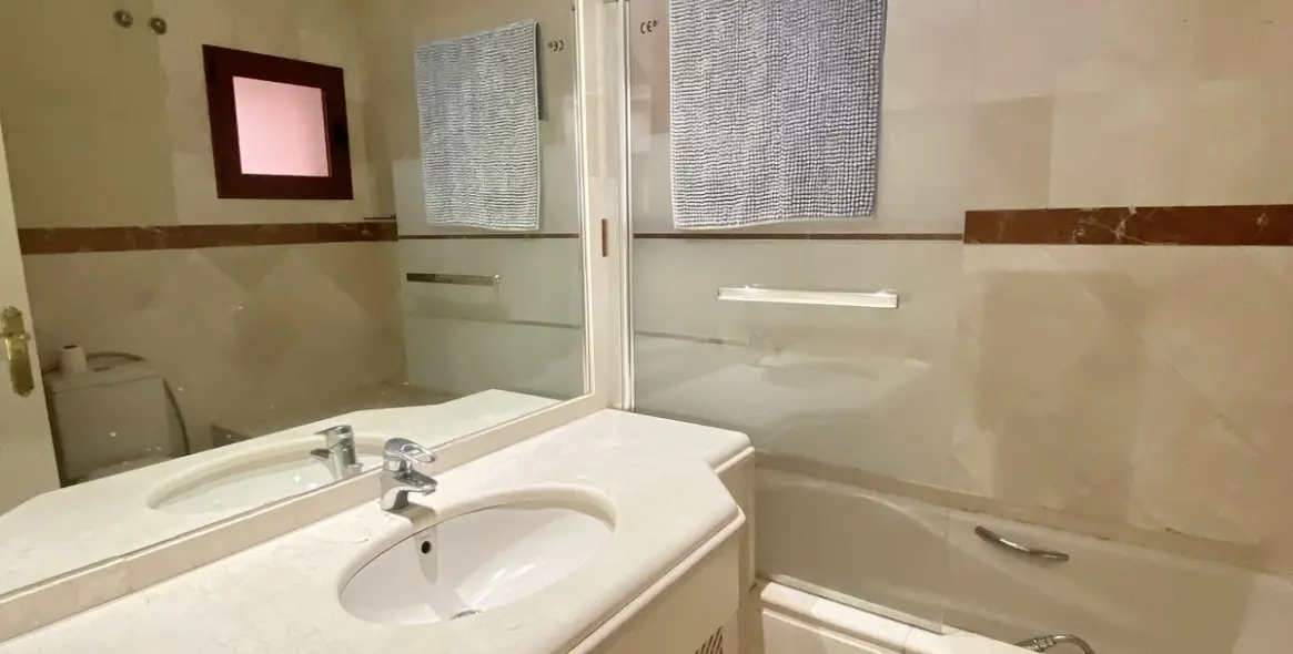 Long-term rent of middle floor apartment in Elviria 19