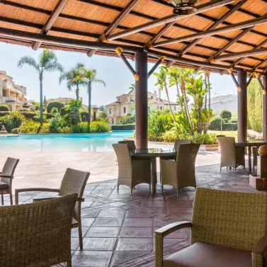 Sale of ground floor apartment in Benahavís