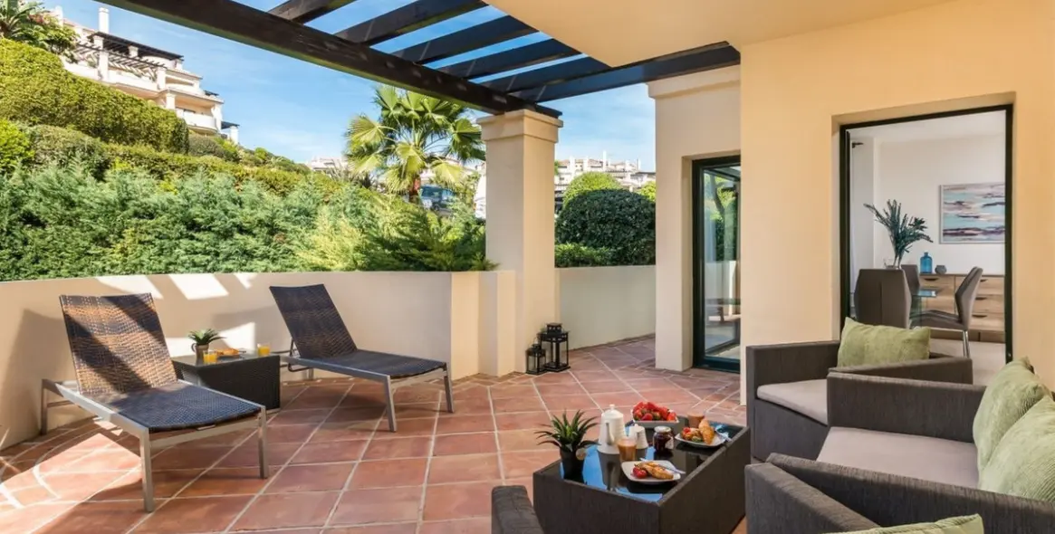 Sale of ground floor apartment in Benahavís 11