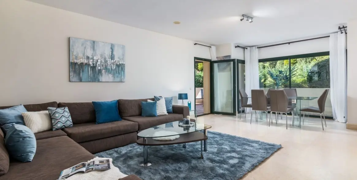 Sale of ground floor apartment in Benahavís 12