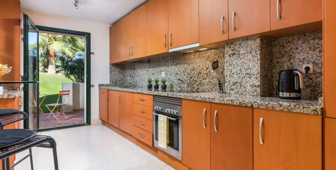 Sale of ground floor apartment in Benahavís 13