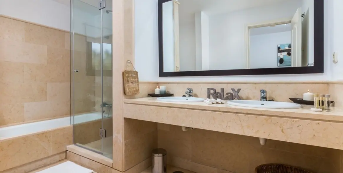 Sale of ground floor apartment in Benahavís 15