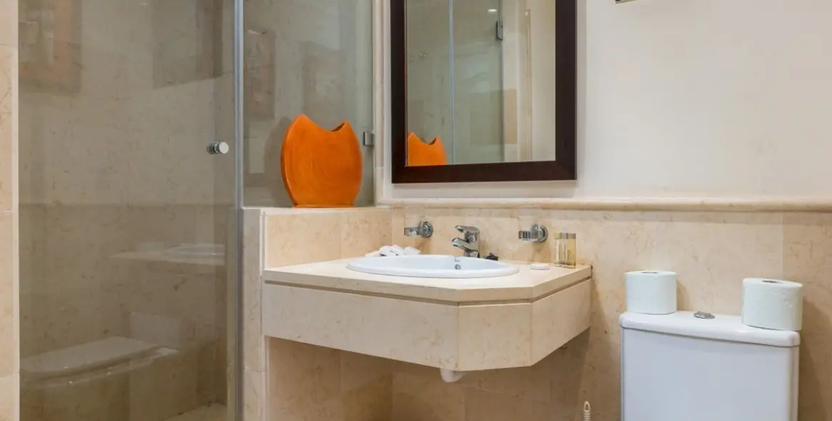 Sale of ground floor apartment in Benahavís 18