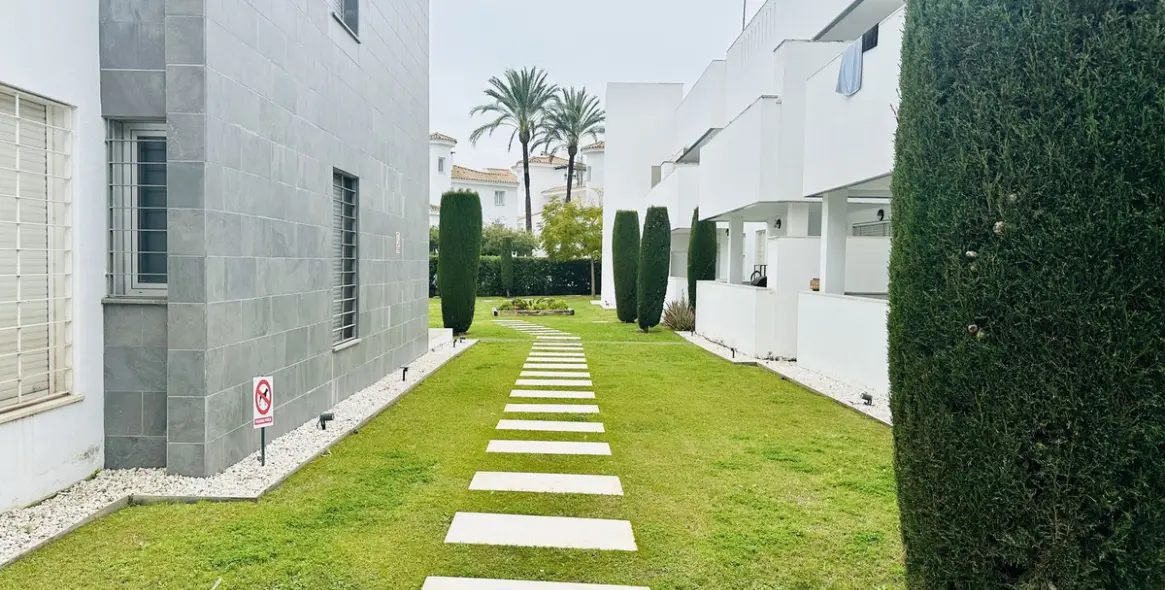 Sale of ground floor apartment in Nueva Andalucía 26
