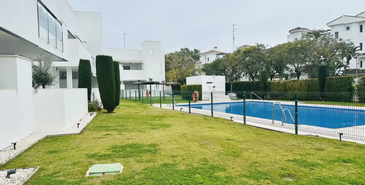 Sale of ground floor apartment in Nueva Andalucía 27