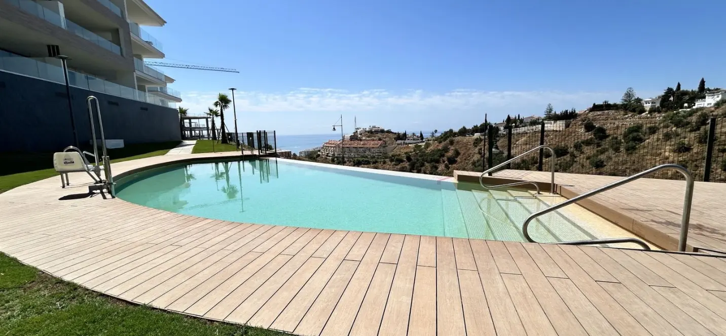 Sale of middle floor apartment in Fuengirola 0