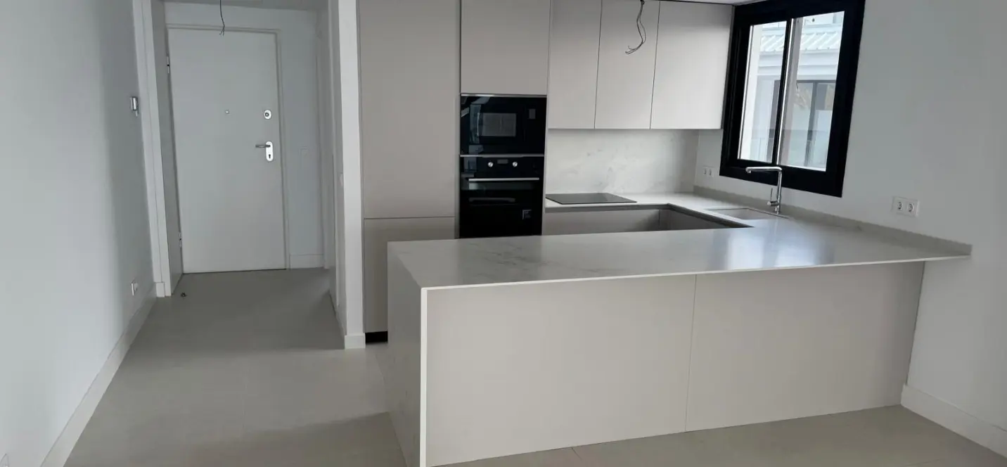 Sale of middle floor apartment in Fuengirola 1