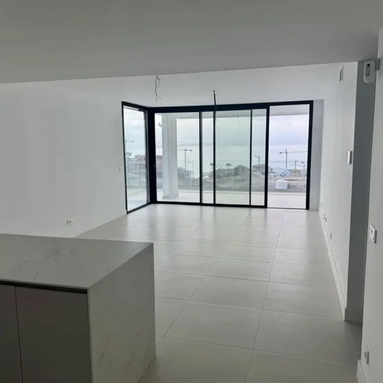 Sale of middle floor apartment in Fuengirola