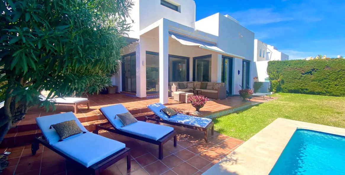 Venta de villa independiente en Nueva Andalucía 1