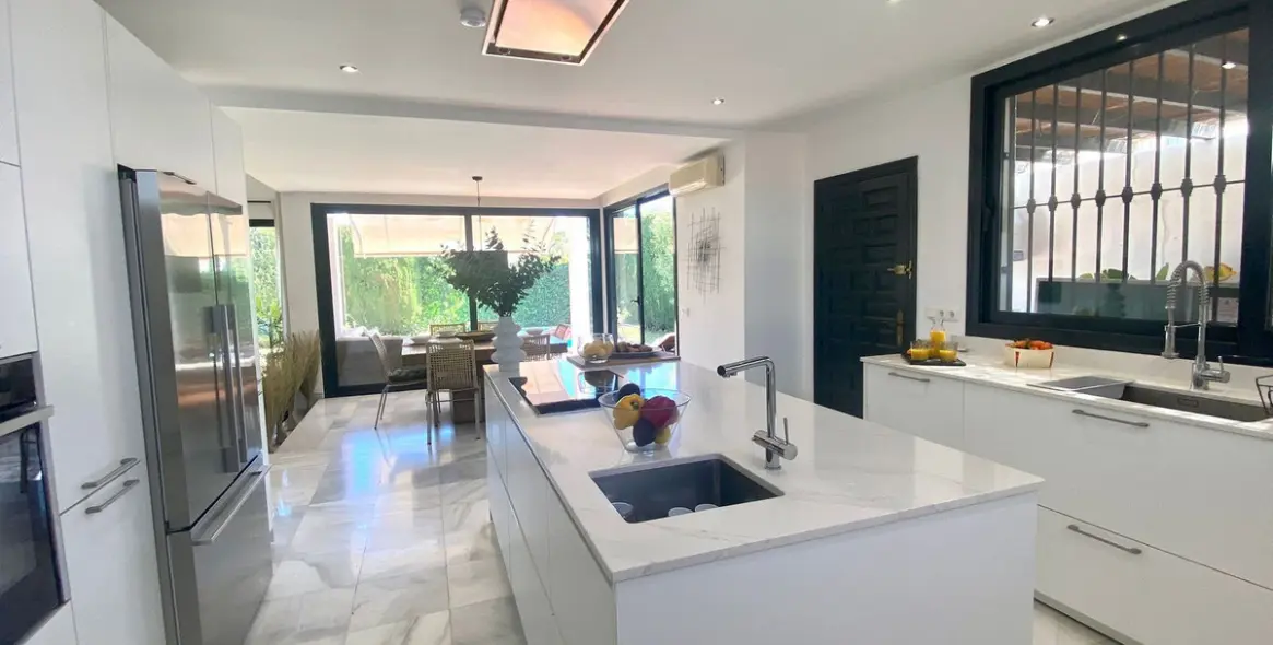 Venta de villa independiente en Nueva Andalucía 15