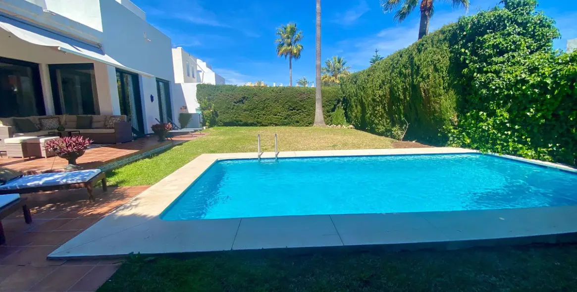 Venta de villa independiente en Nueva Andalucía 30