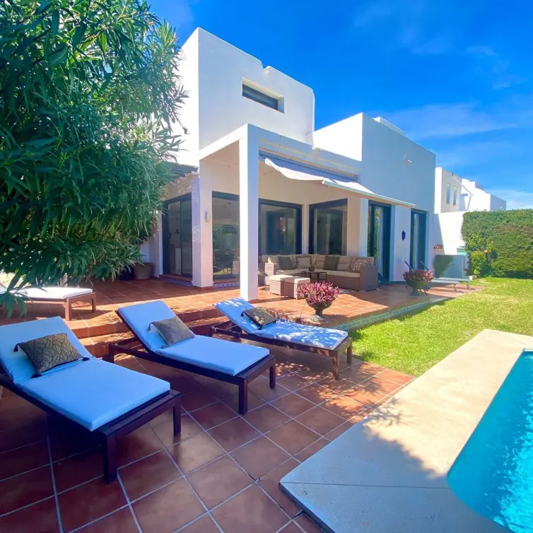 Sale of detached villa in Nueva Andalucía