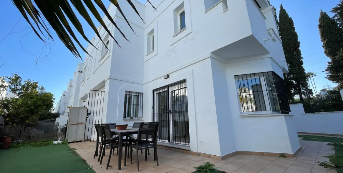 Долгосрочная аренда дома на две семьи в Nueva Andalucía 1