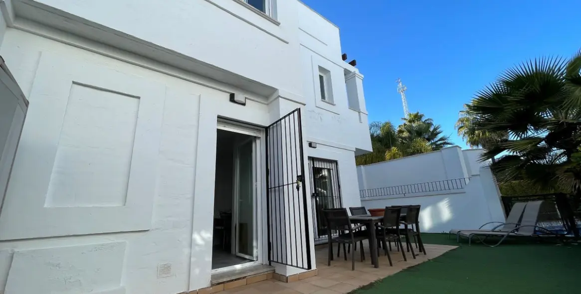 Долгосрочная аренда дома на две семьи в Nueva Andalucía 2