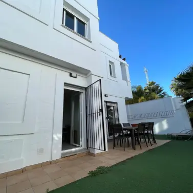 Alquiler a largo plazo de casa pareada en Nueva Andalucía