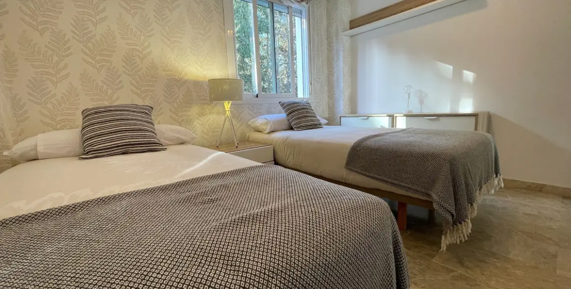 Долгосрочная аренда дома на две семьи в Nueva Andalucía 10