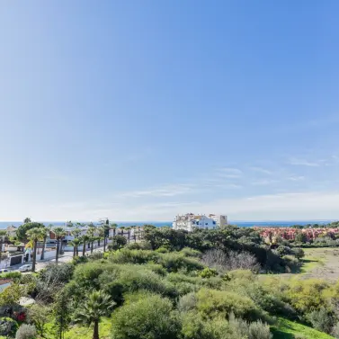 Продажа апартаментов на среднем этаже в Marbella