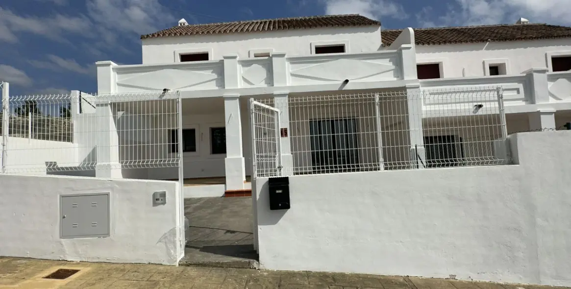 Продажа таунхауса в Doña Julia 1