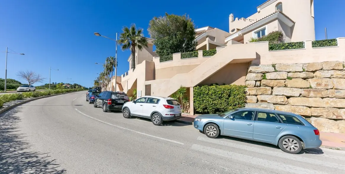 Sale of townhouse in La Duquesa 28