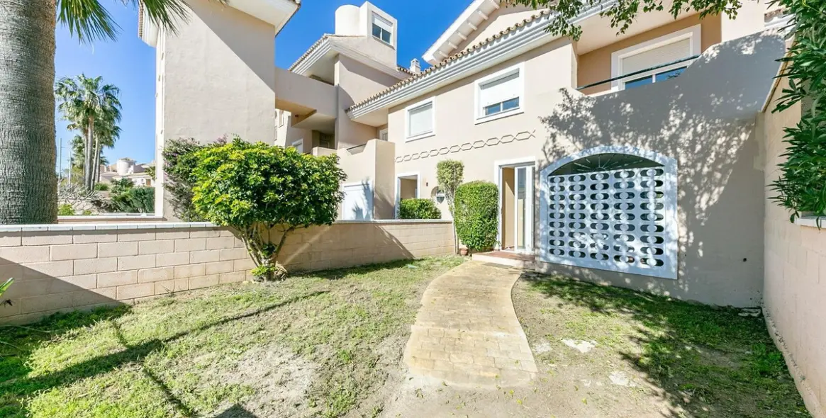 Sale of townhouse in La Duquesa 37