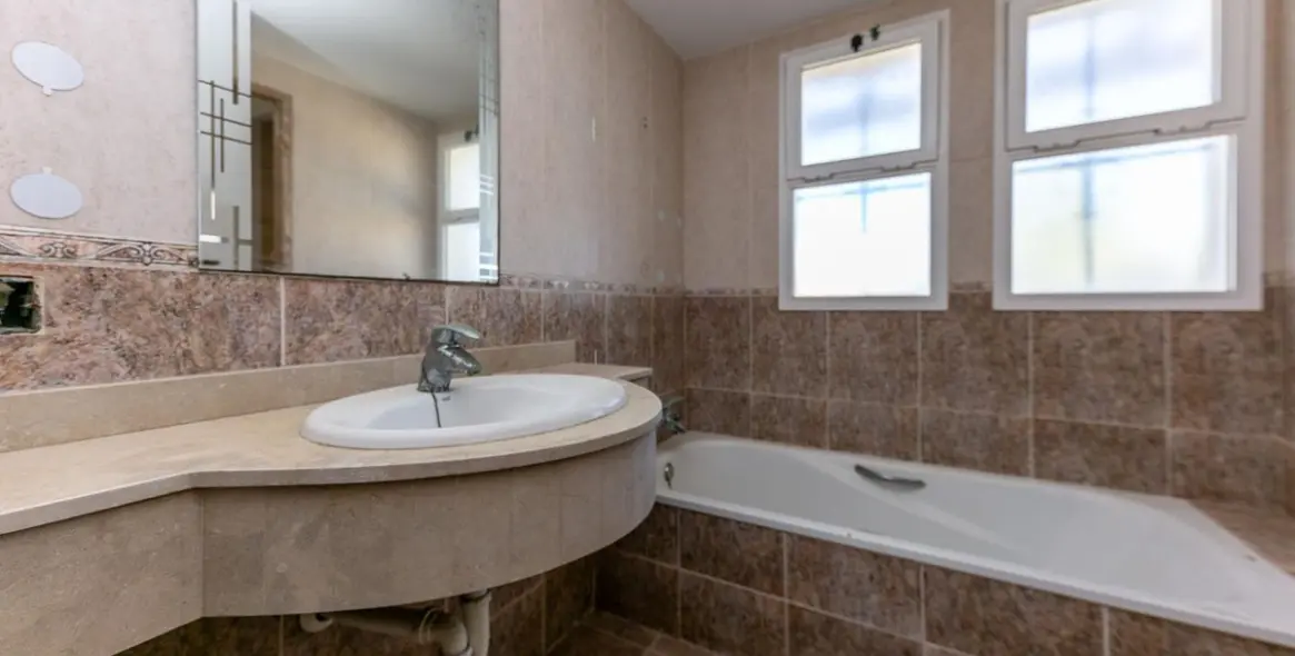 Sale of townhouse in La Duquesa 57