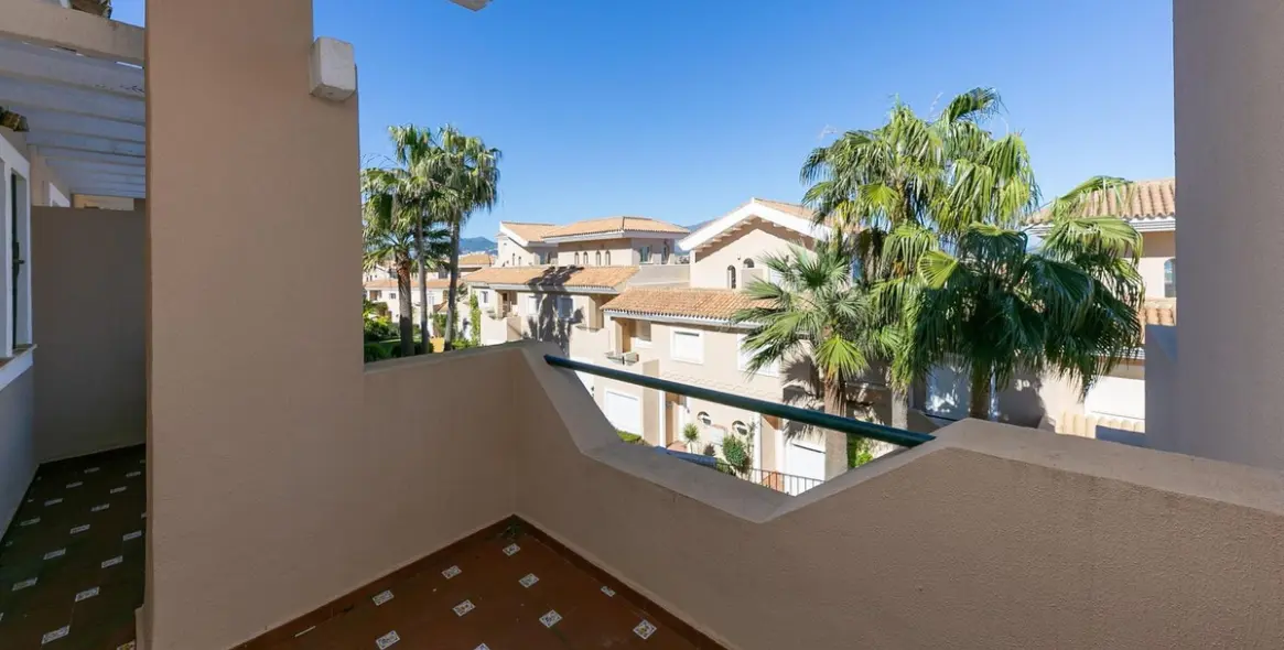 Sale of townhouse in La Duquesa 59
