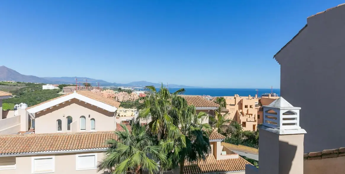 Sale of townhouse in La Duquesa 65