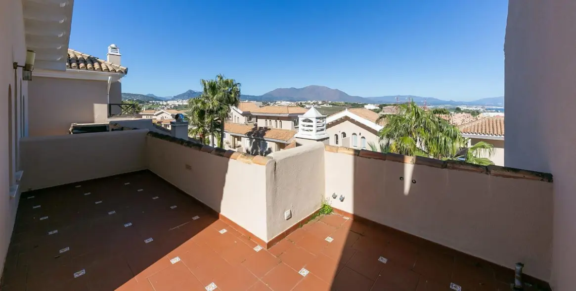 Sale of townhouse in La Duquesa 66