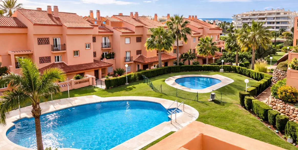 Sale of middle floor apartment in El Faro 1