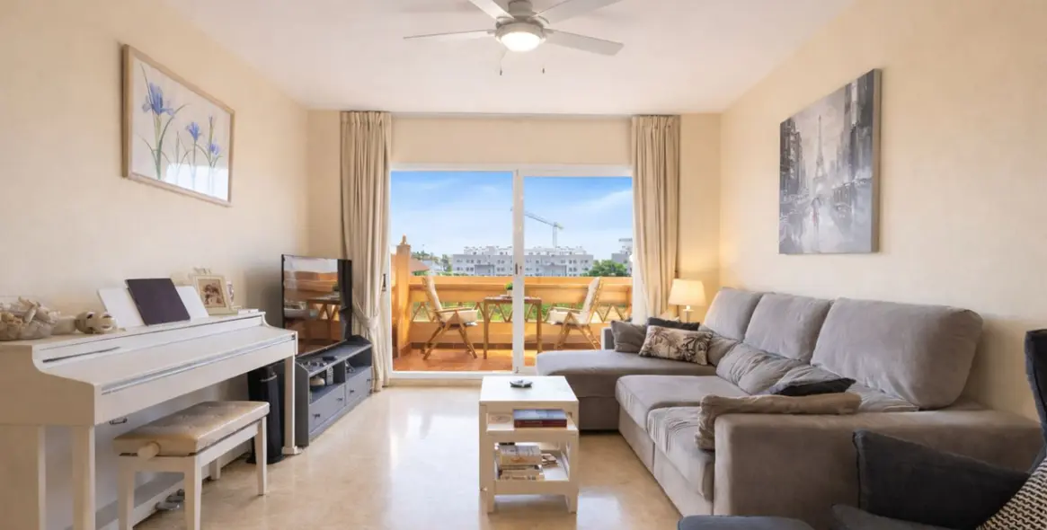 Sale of middle floor apartment in El Faro 2