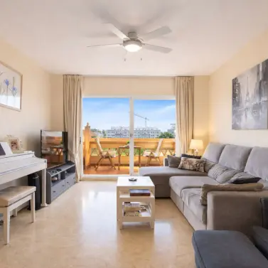 Sale of middle floor apartment in El Faro