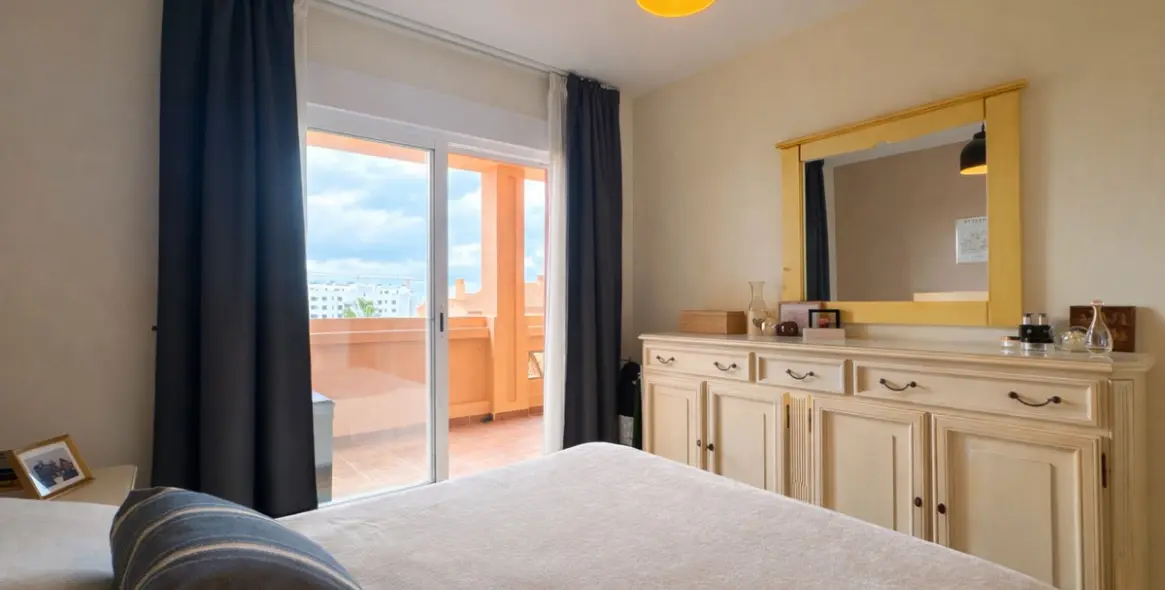 Sale of middle floor apartment in El Faro 3