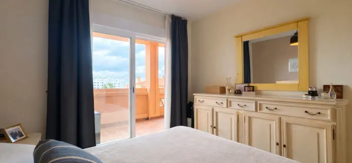 Sale of middle floor apartment in El Faro 2