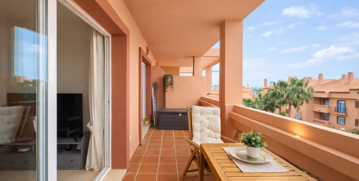 Sale of middle floor apartment in El Faro 6