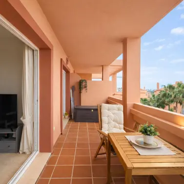Sale of middle floor apartment in El Faro
