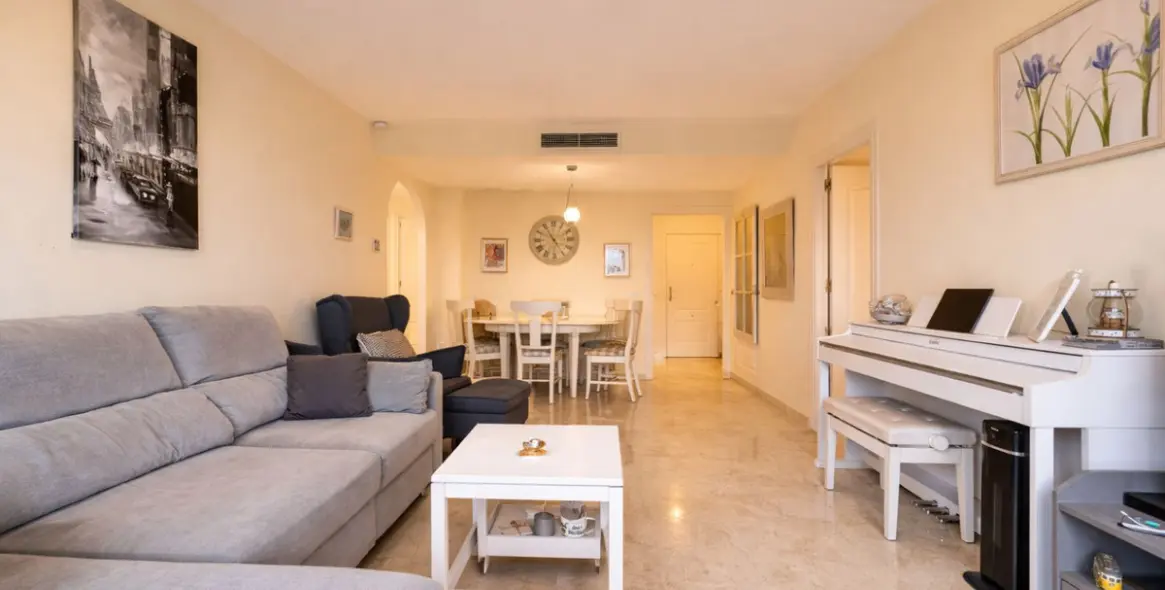 Sale of middle floor apartment in El Faro 11