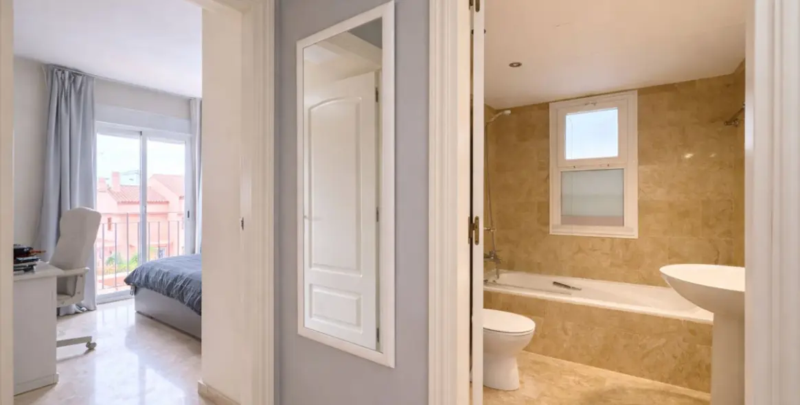 Sale of middle floor apartment in El Faro 12