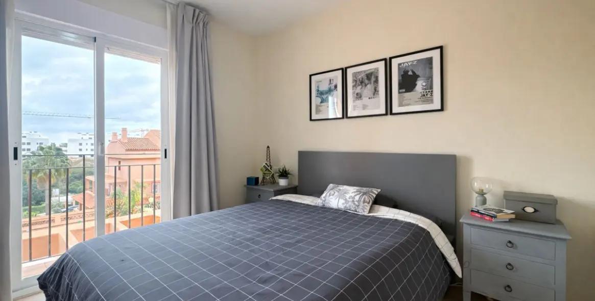 Sale of middle floor apartment in El Faro 13