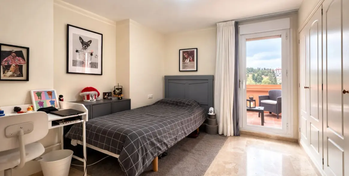 Sale of middle floor apartment in El Faro 16